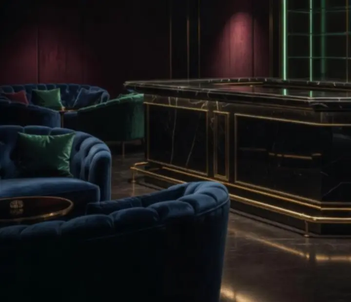 Ciemne, marmurowe wnętrze lounge Velvet & Royal z welurowymi lożami