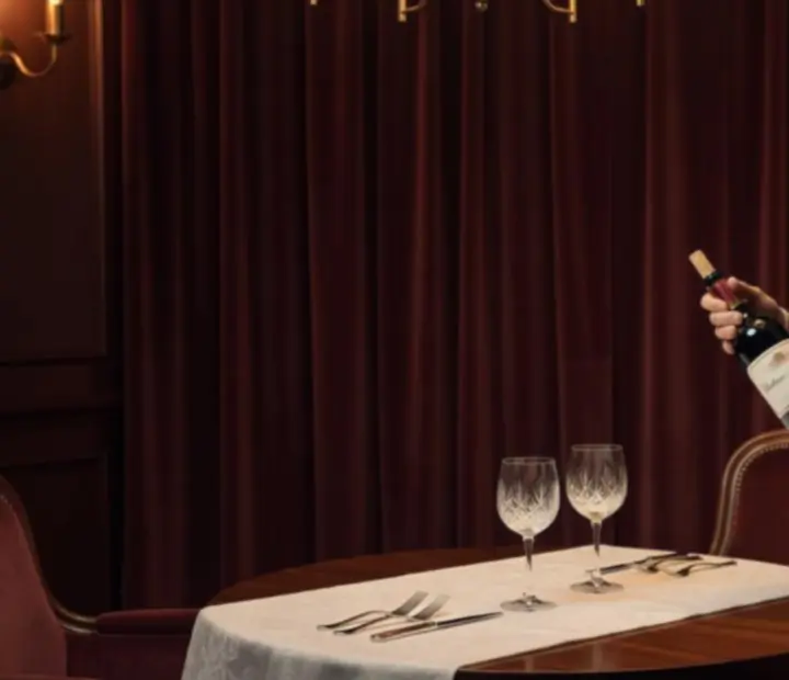 Sommelier serwujący wino przy eleganckim stole degustacyjnym